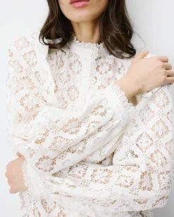 Blouse ample en dentelle boutonnée ivoire Anita