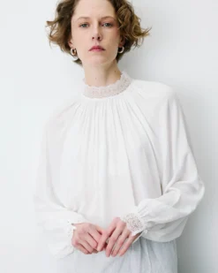 Blouse ample plissée col en dentelle ivoire Brietta