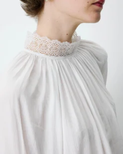 Blouse ample plissée col en dentelle ivoire Brietta