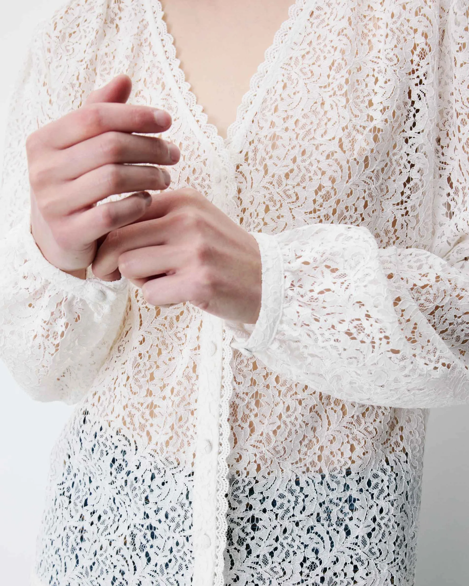 Blouse en dentelle col V manches longues ivoire Aurora