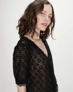Blouse en dentelle col V manches courtes noir Vicky