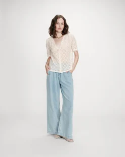 Blouse en dentelle col V manches courtes amande Vicky