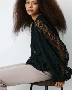 Blouse fluide en dentelle manches bouffantes noir Beth