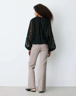 Blouse fluide en dentelle manches bouffantes noir Beth
