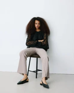 Blouse fluide en dentelle manches bouffantes noir Beth