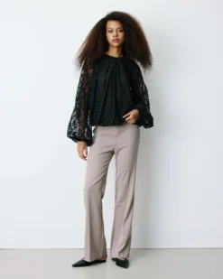 Blouse fluide en dentelle manches bouffantes noir Beth