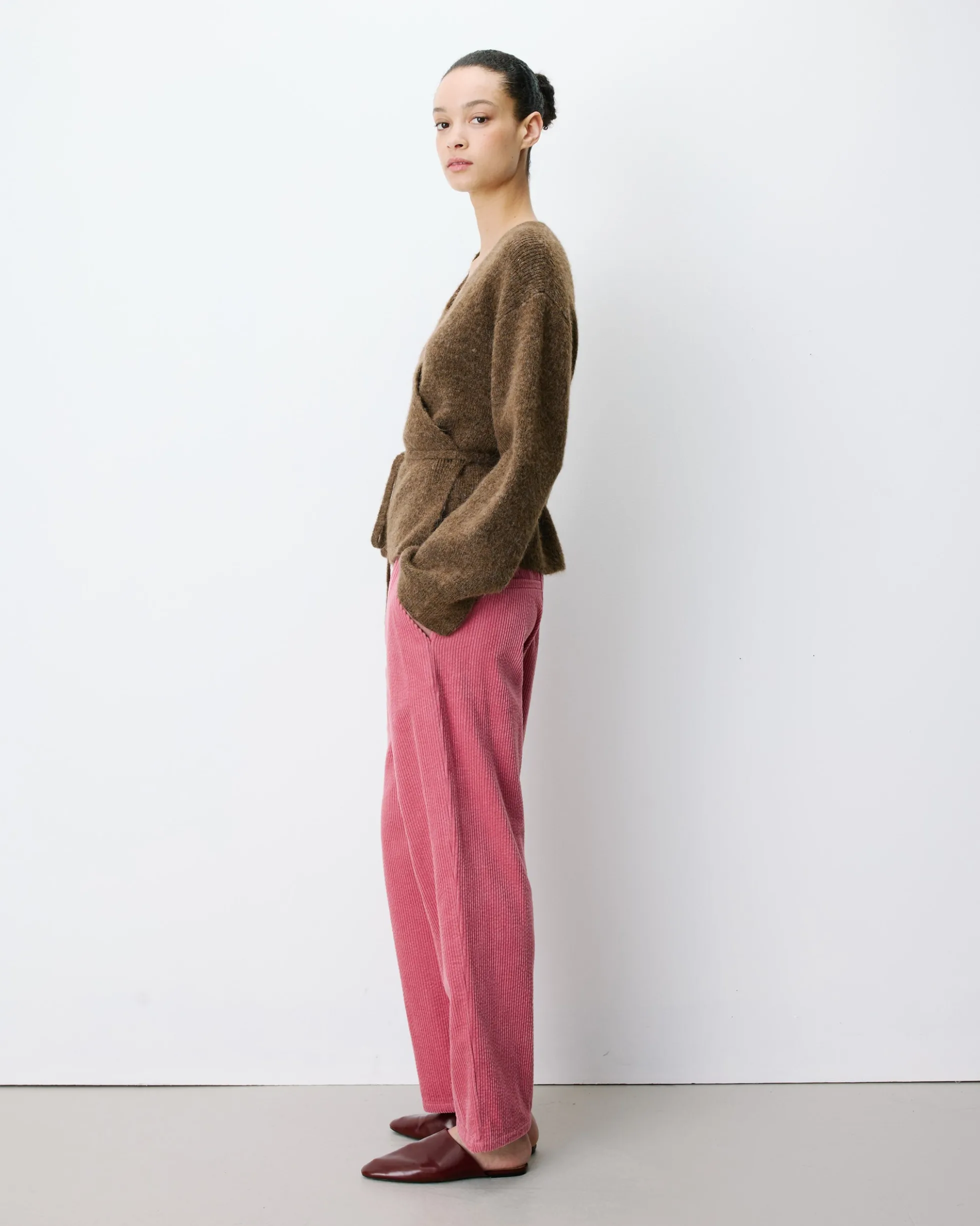 Cardigan cache-cœur nouable en maille chocolat Anior