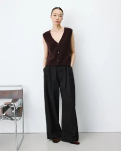 Cardigan sans manches boutonné col V chocolat Nars