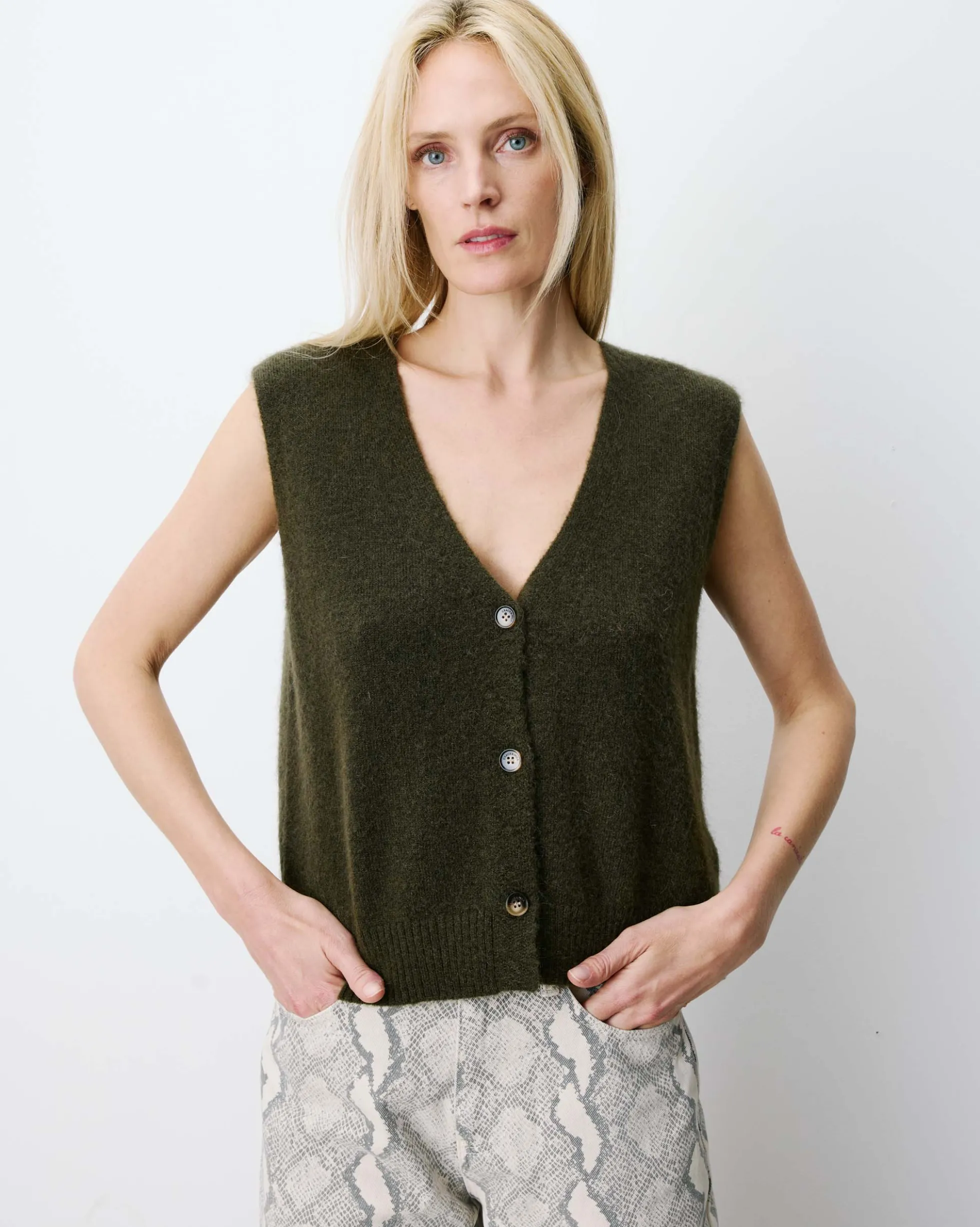 Cardigan sans manches boutonné col V kaki Nars