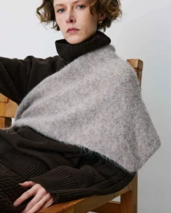 Écharpe triangulaire en maille taupe Bonnie