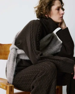 Écharpe triangulaire en maille taupe Bonnie