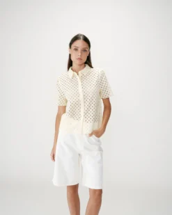 Chemise en dentelle manches courtes jaune Waverine