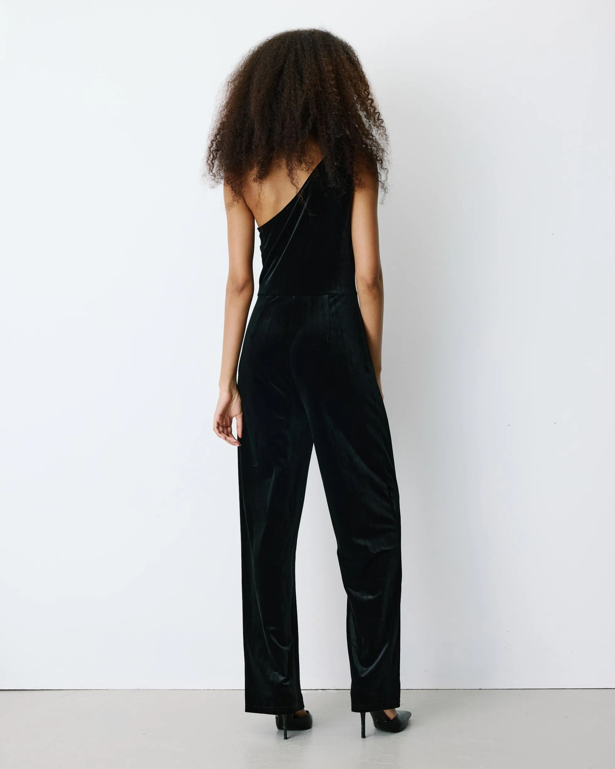 Combinaison ajustée asymétrique en velours noir Brielle