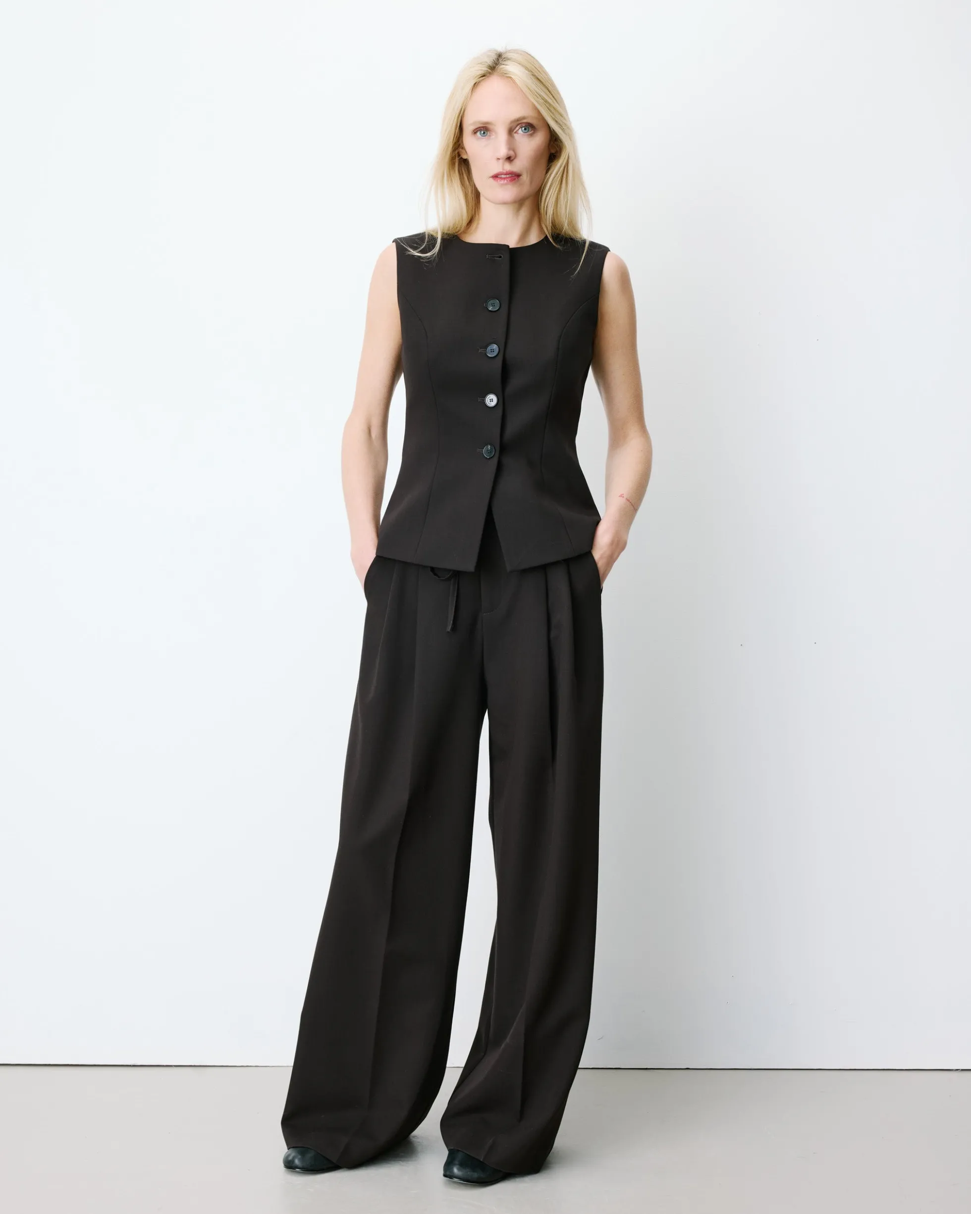 Gilet tailleur col rond boutonné chocolat Aristide