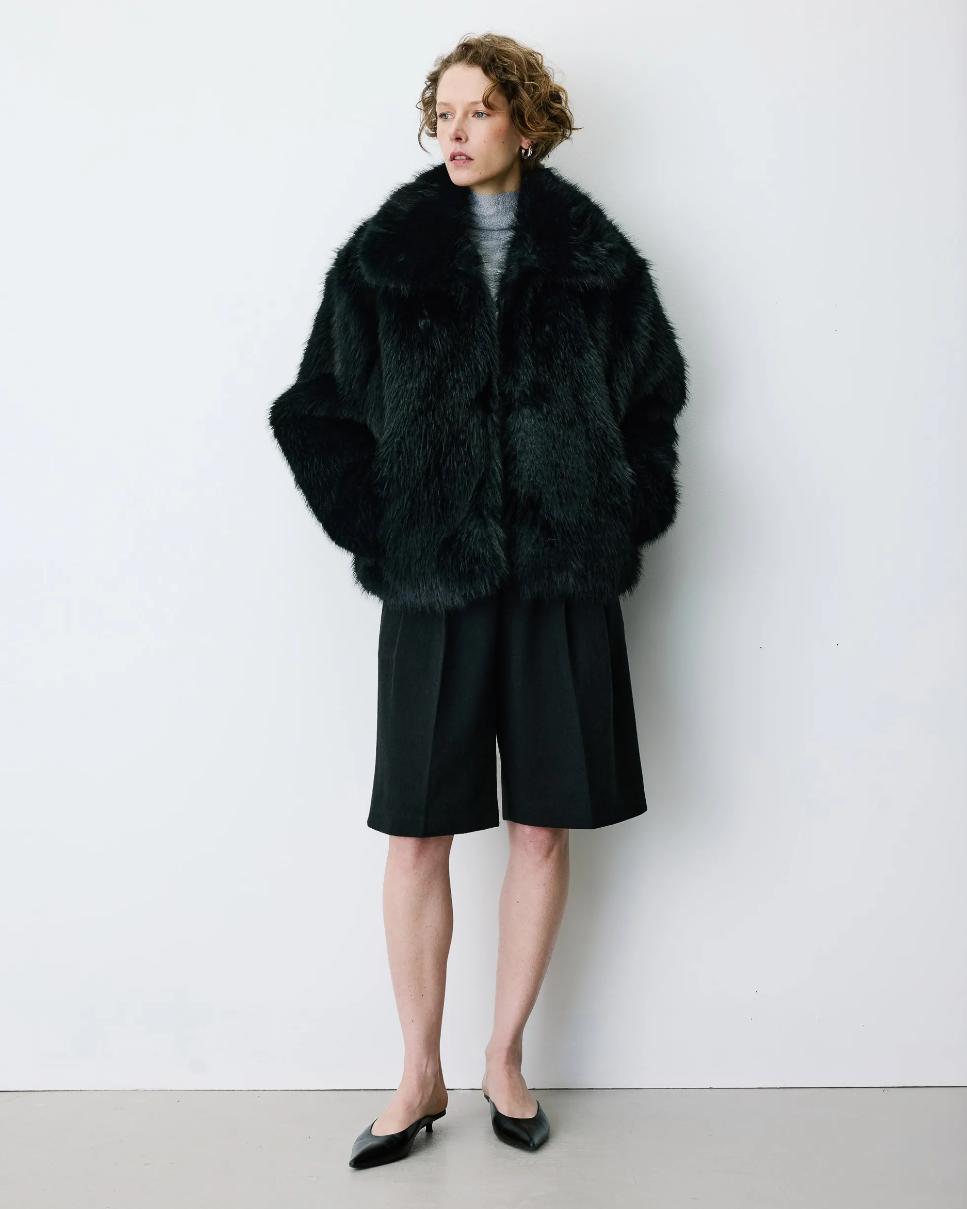 Manteau en fausse fourrure col large noir Billie