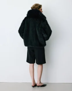 Manteau en fausse fourrure col large noir Billie