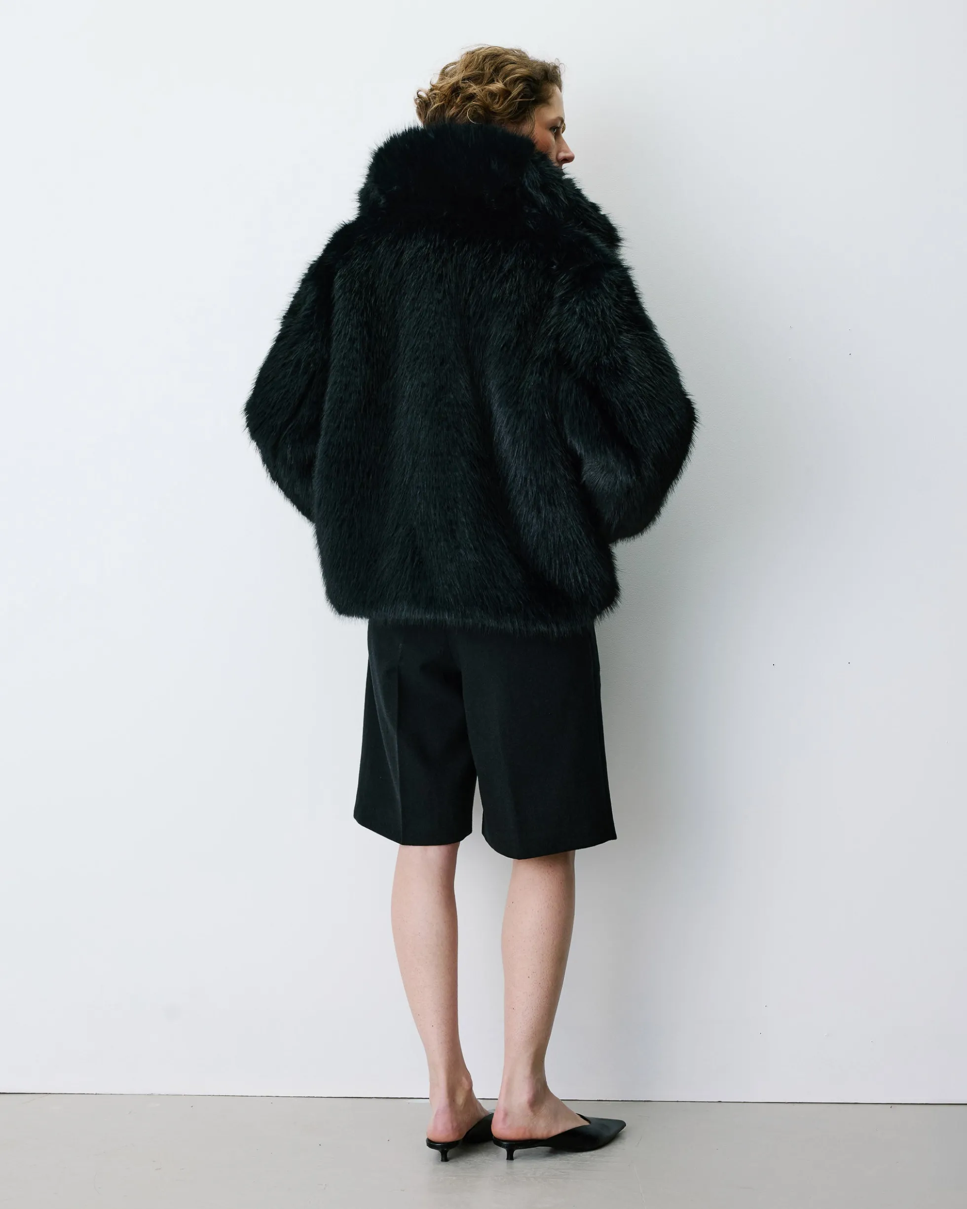 Manteau en fausse fourrure col large noir Billie