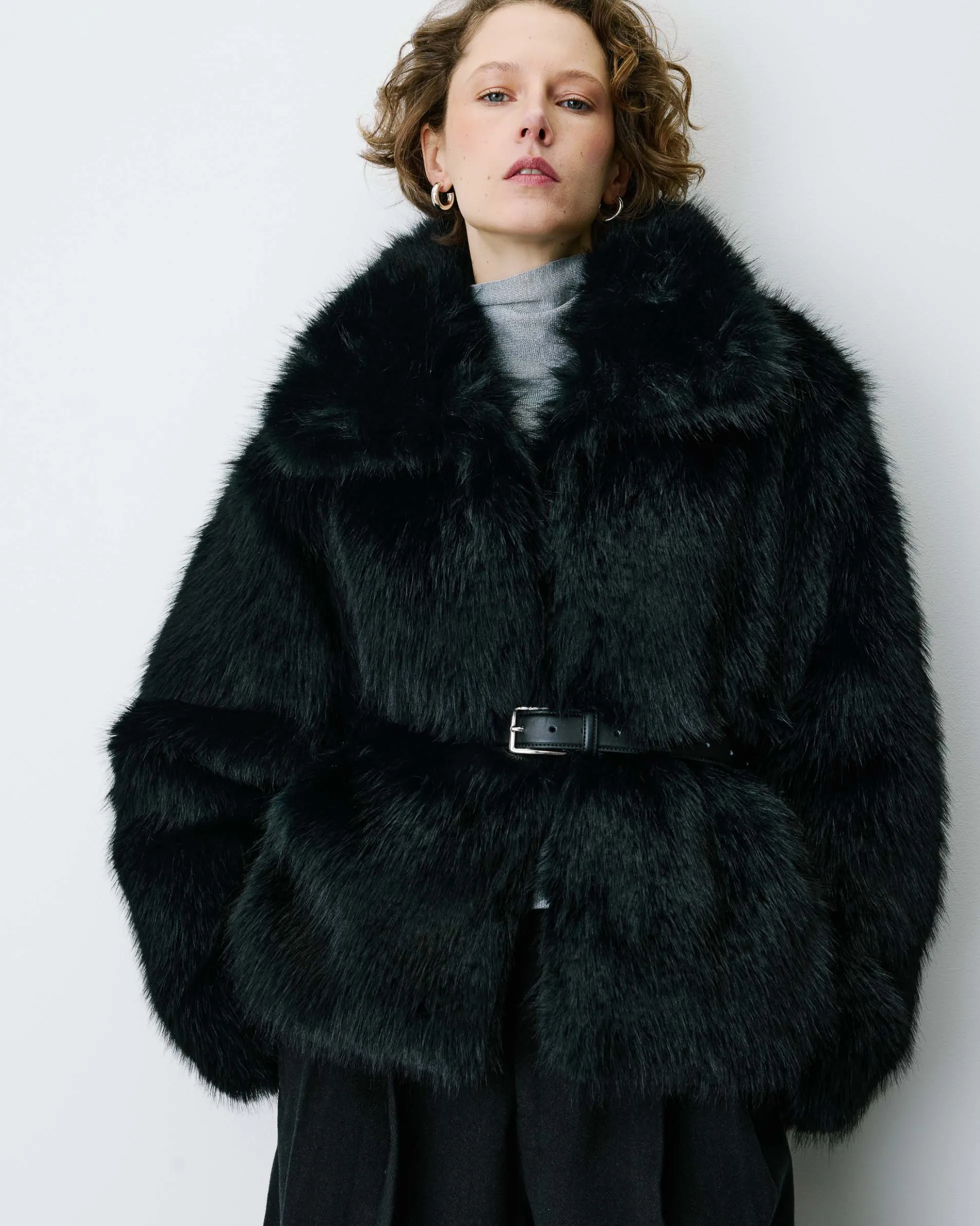 Manteau en fausse fourrure col large noir Billie