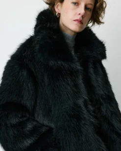 Manteau en fausse fourrure col large noir Billie