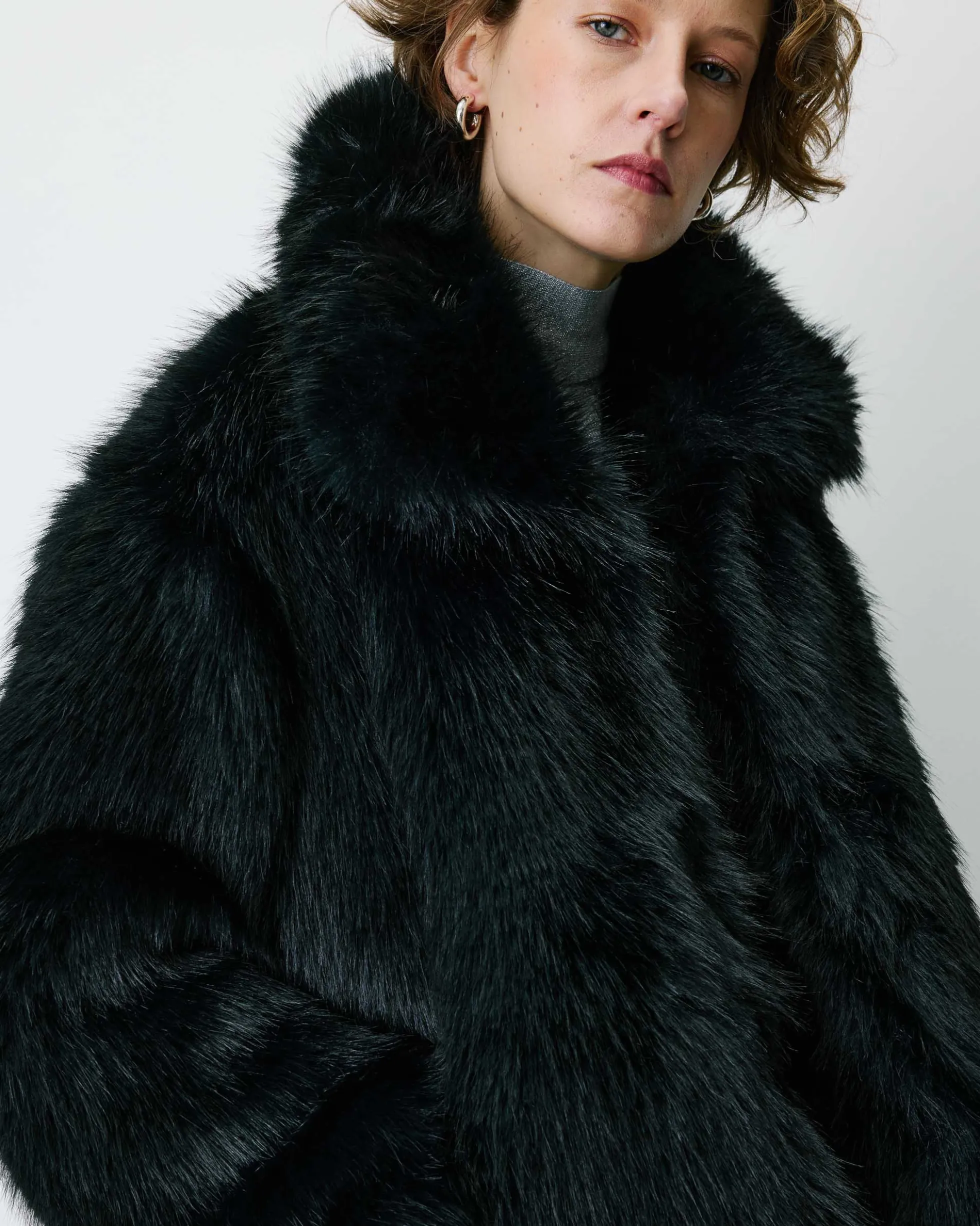 Manteau en fausse fourrure col large noir Billie