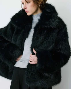 Manteau en fausse fourrure col large noir Billie