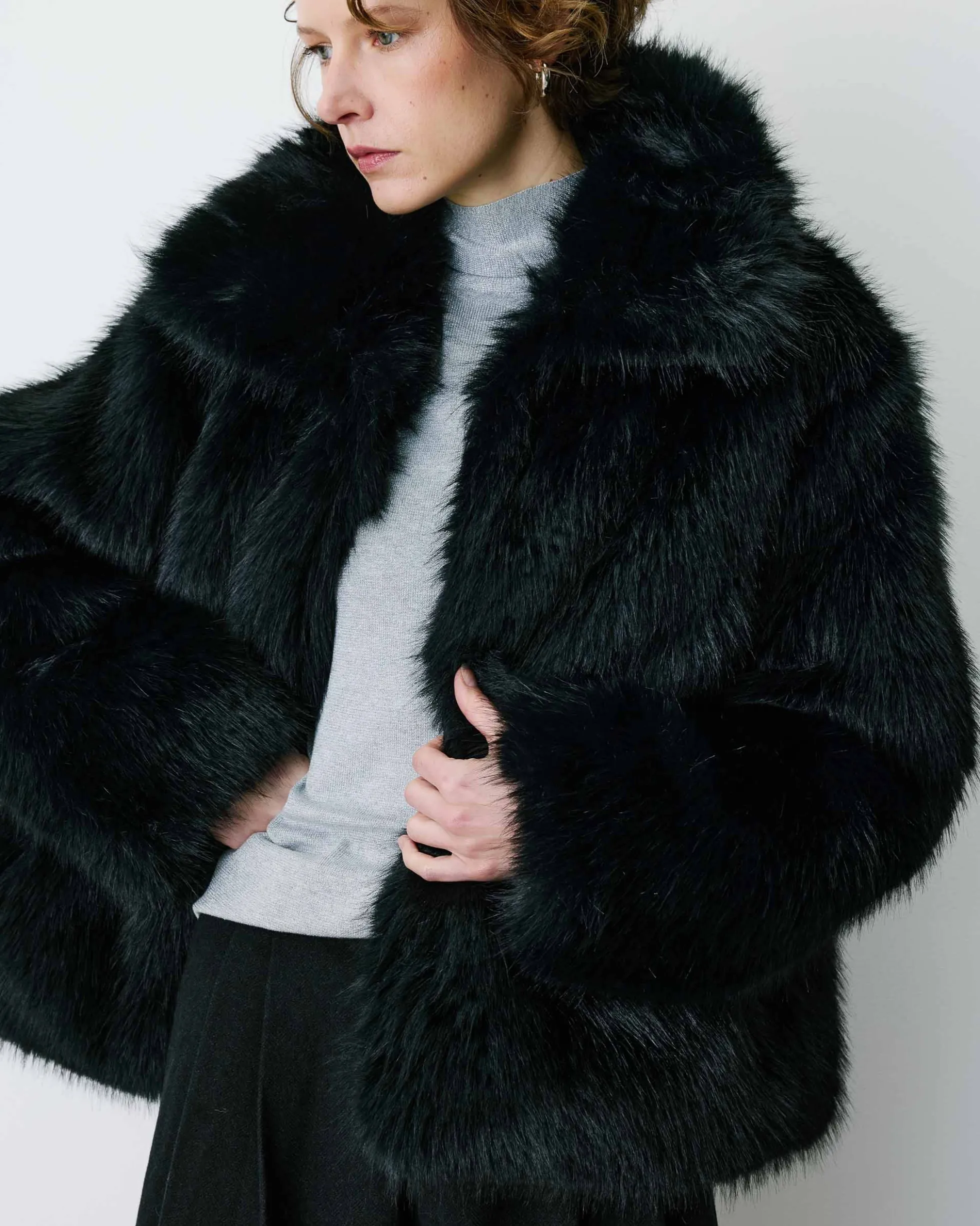 Manteau en fausse fourrure col large noir Billie
