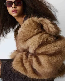Manteau en fausse fourrure col large latte Billie