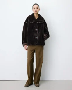 Manteau en fausse fourrure oversize boutonné chocolat Amelio