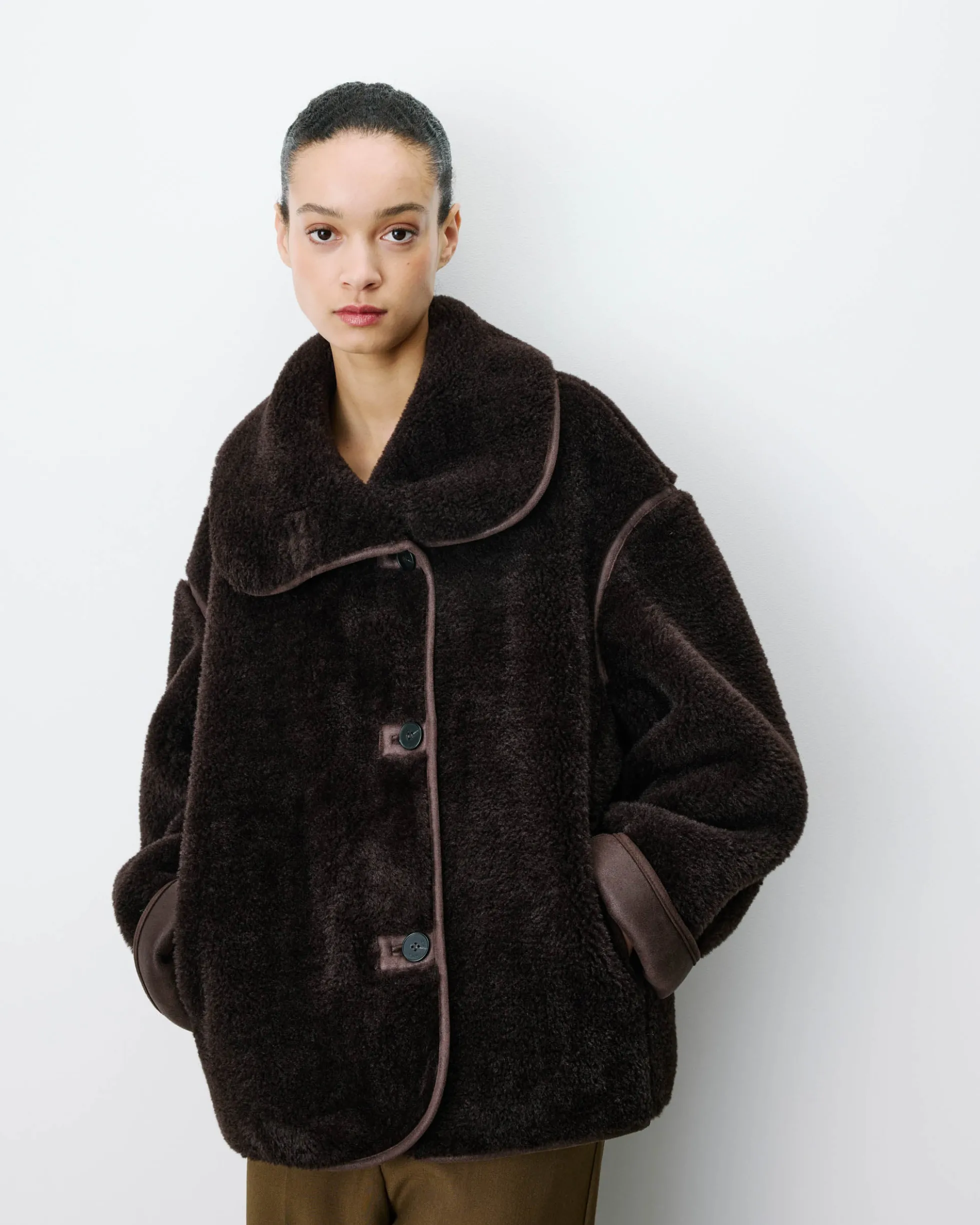 Manteau en fausse fourrure oversize boutonné chocolat Amelio