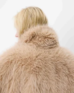 Manteau fausse fourrure croisé beige Amy