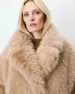 Manteau fausse fourrure croisé beige Amy