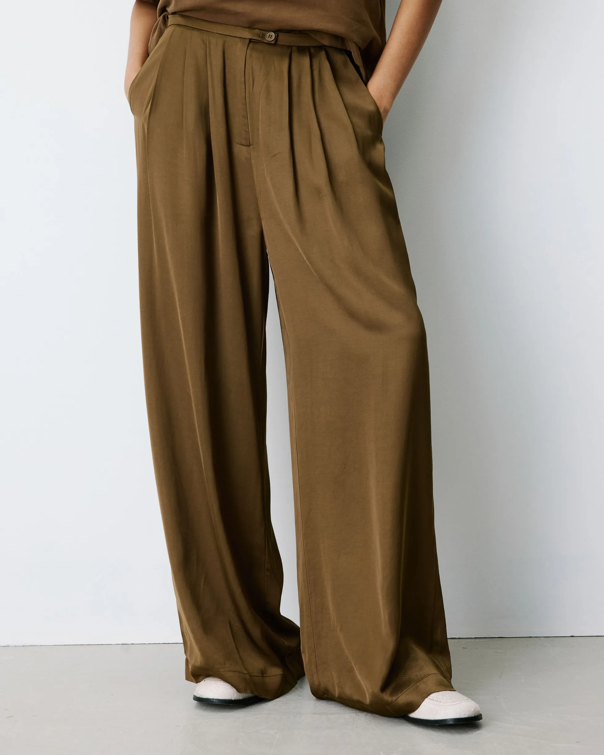 Pantalon en satin fluide à pinces olive Barnabe
