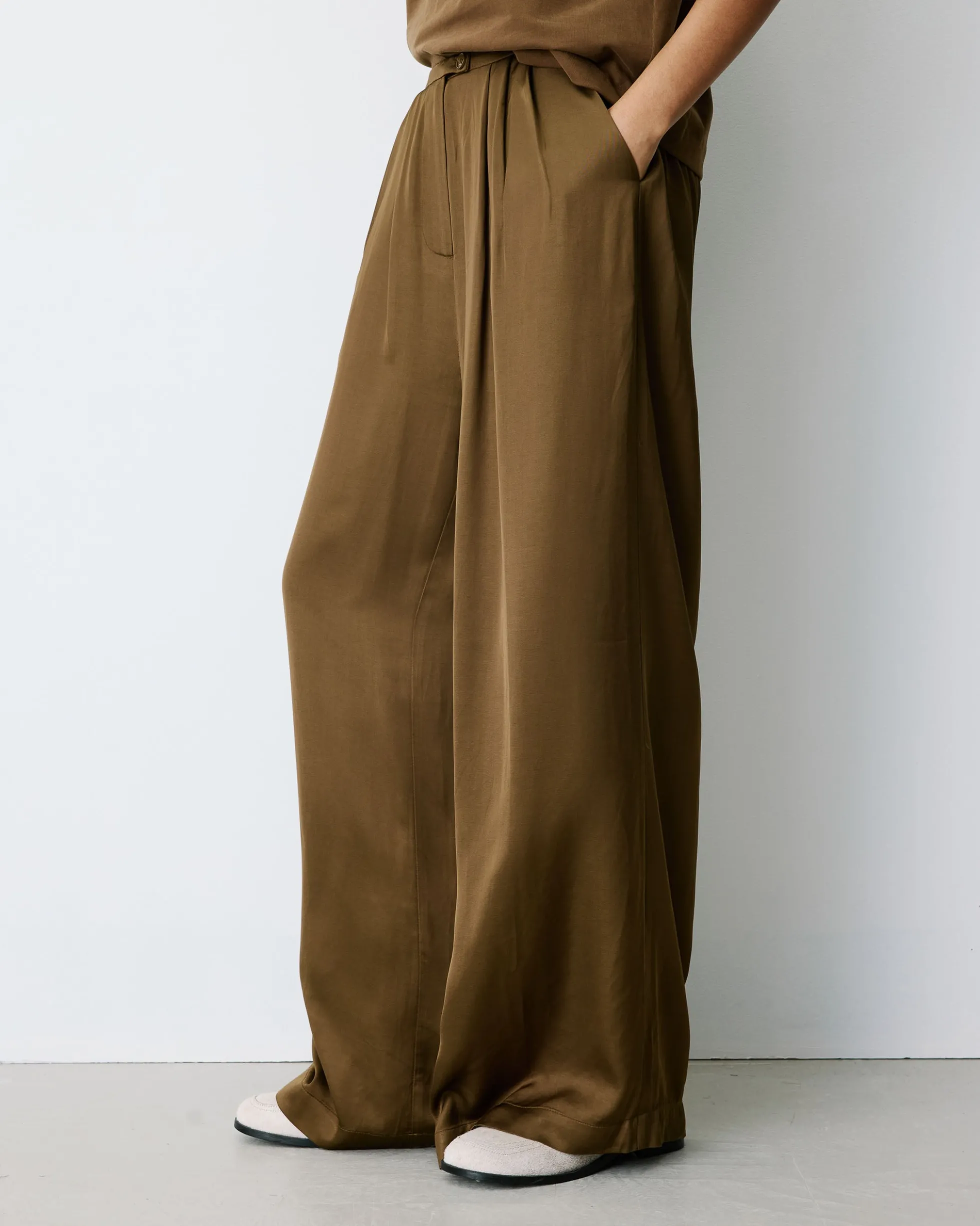 Pantalon en satin fluide à pinces olive Barnabe