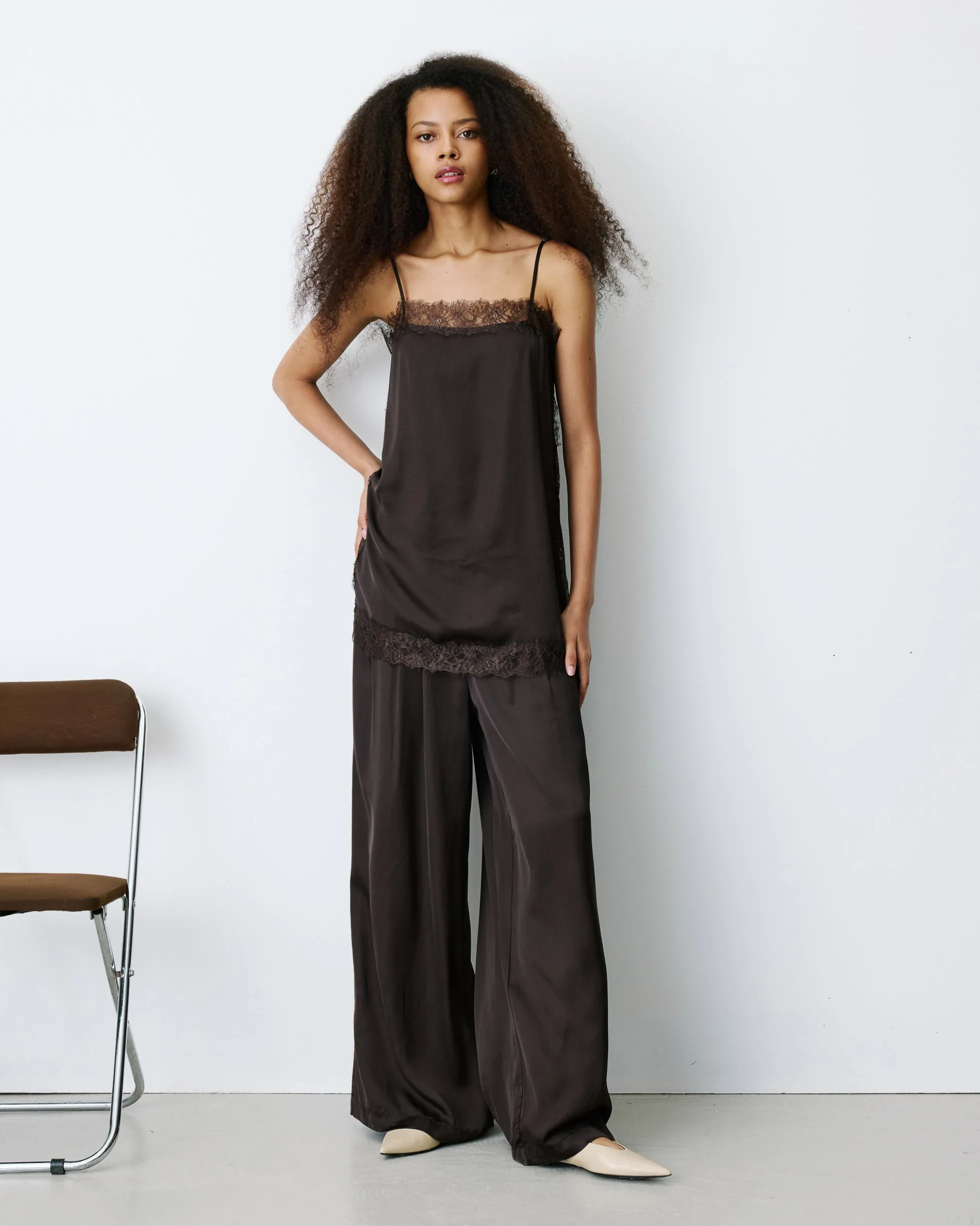 Pantalon en satin fluide à pinces chocolat Barnabe