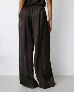 Pantalon en satin fluide à pinces chocolat Barnabe