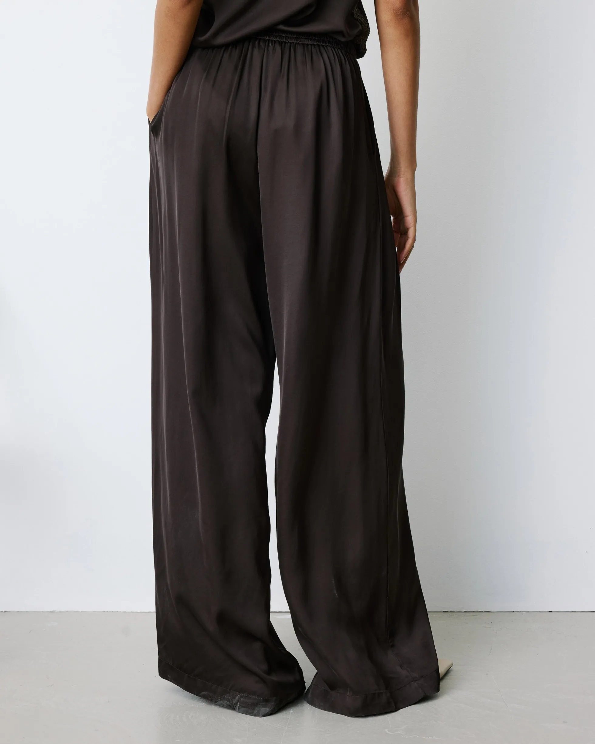 Pantalon en satin fluide à pinces chocolat Barnabe