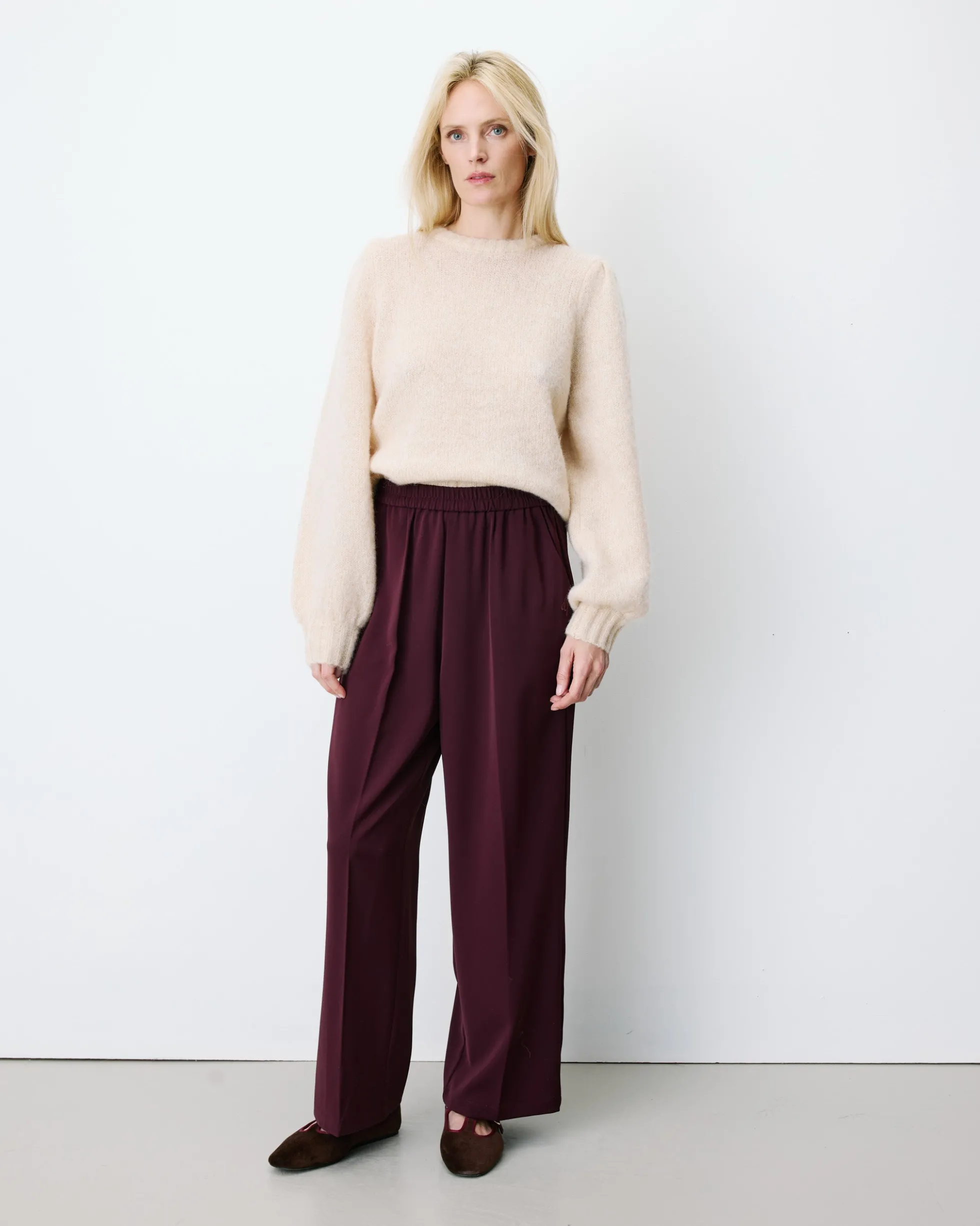 Pantalon fluide jambe large taille mi-haute aubergine Noblesse
