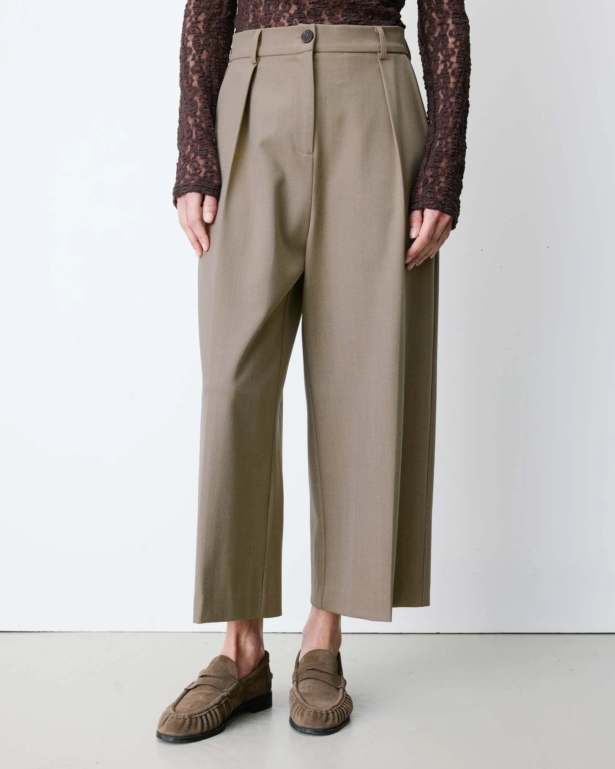 Pantalon tailleur court large à plis beige Atlantis
