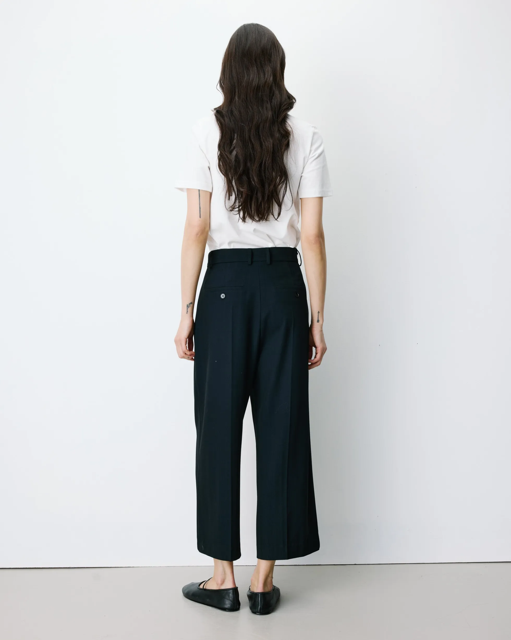 Pantalon tailleur court large à plis marine Atlantis