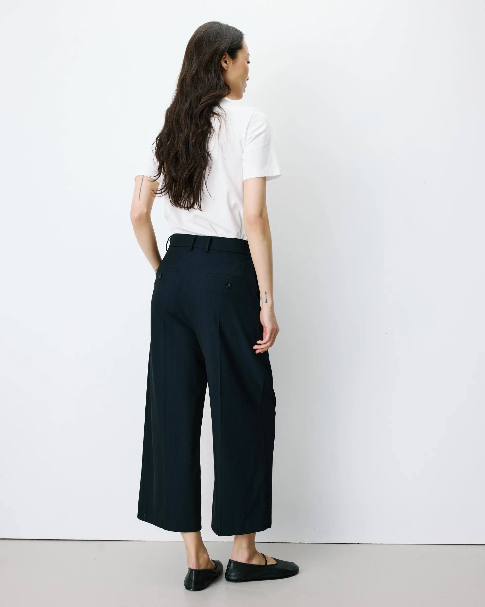 Pantalon tailleur court large à plis marine Atlantis