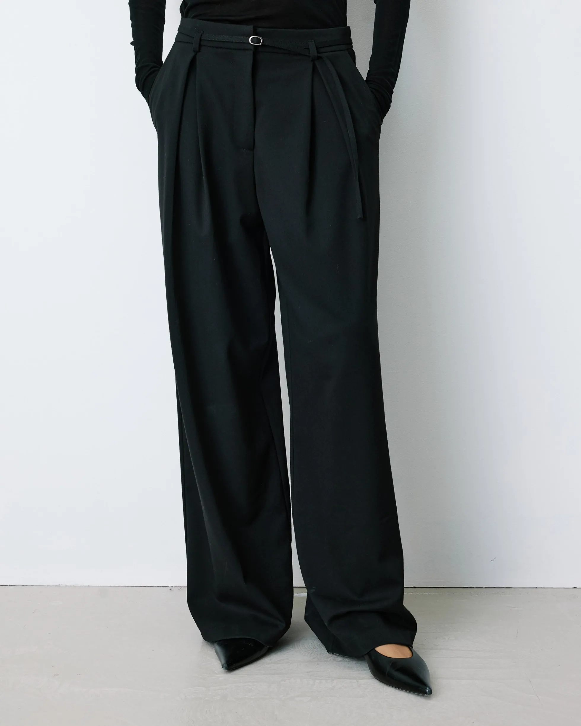 Pantalon tailleur oversize à plis ceinturé noir Barclay