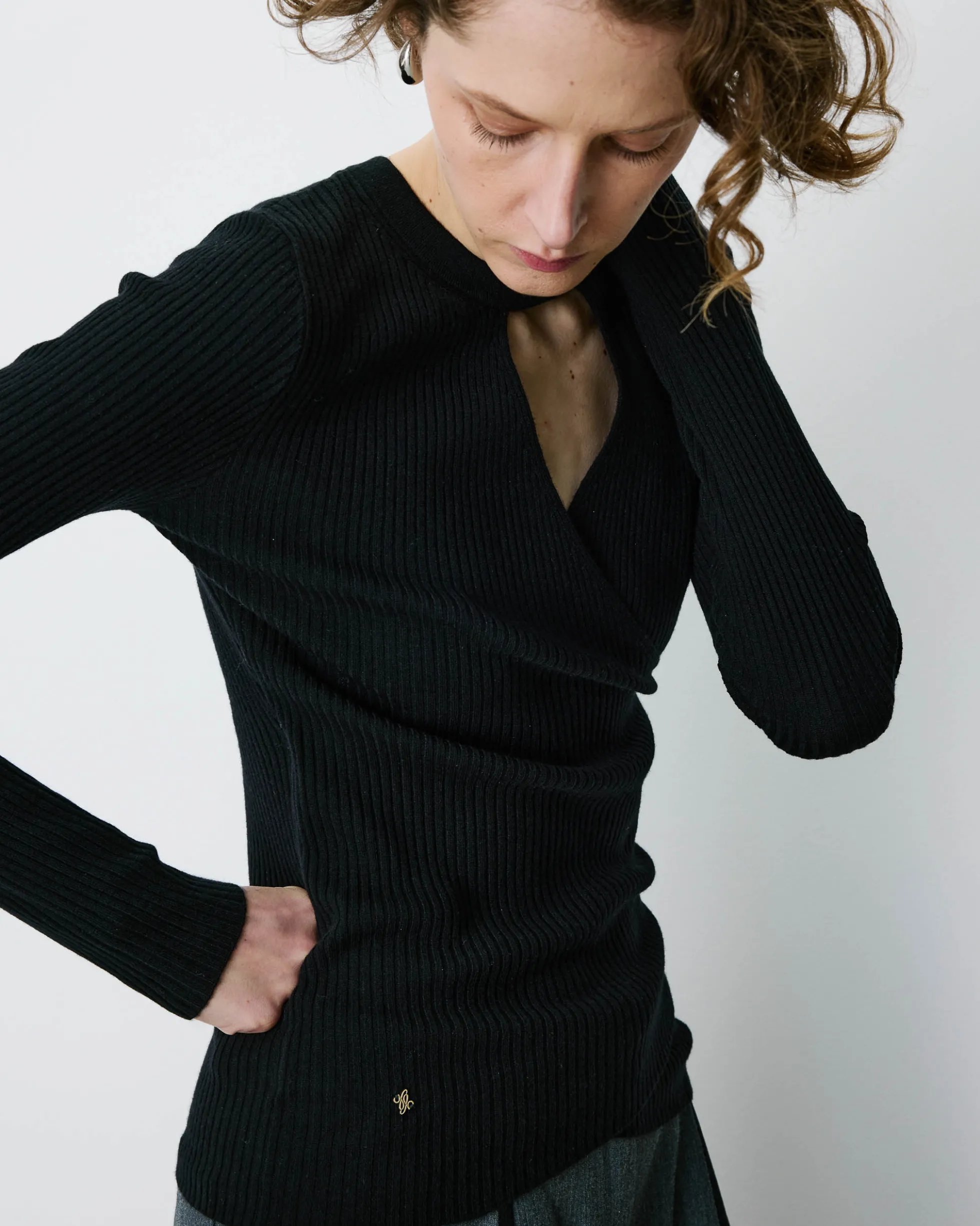 Pull cache-cœur col V près du corps noir Bindi