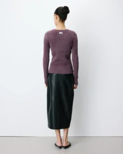 Pull doux près du corps col rond aubergine Auryn