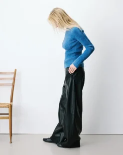 Pull doux près du corps col rond bleuet Auryn