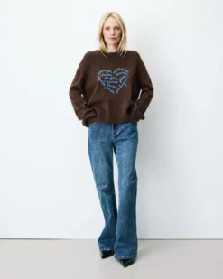 Pull droit col rond à inscription brodée chocolat Aubin