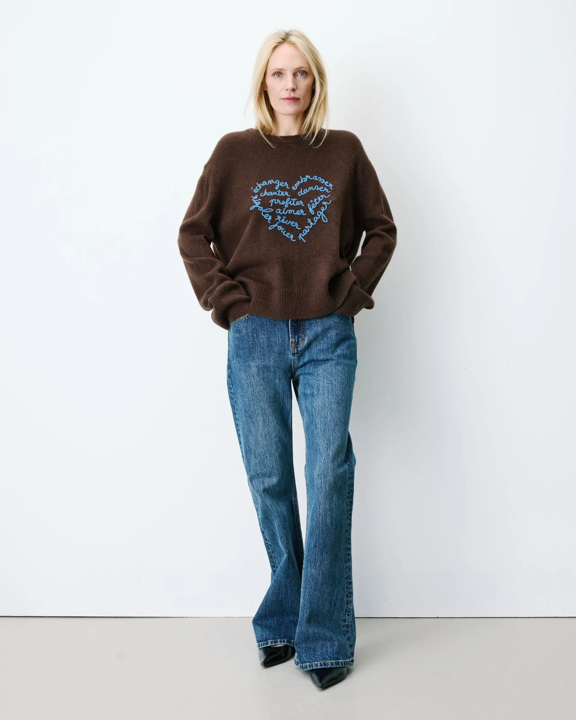 Pull droit col rond à inscription brodée chocolat Aubin
