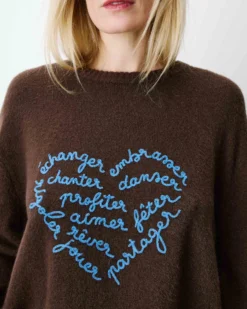 Pull droit col rond à inscription brodée chocolat Aubin