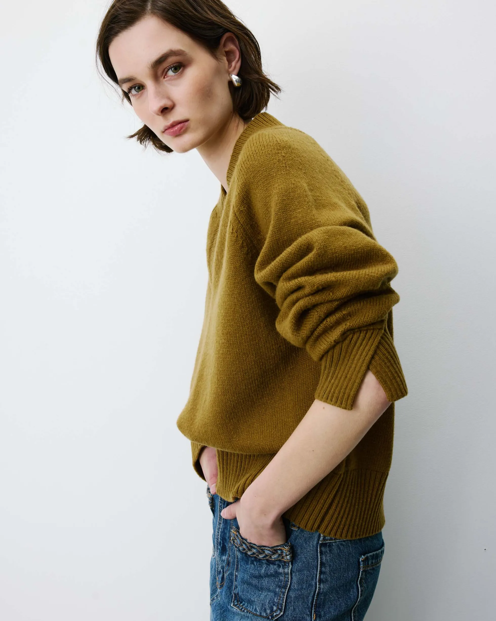 Pull droit col V en maille olive Alden