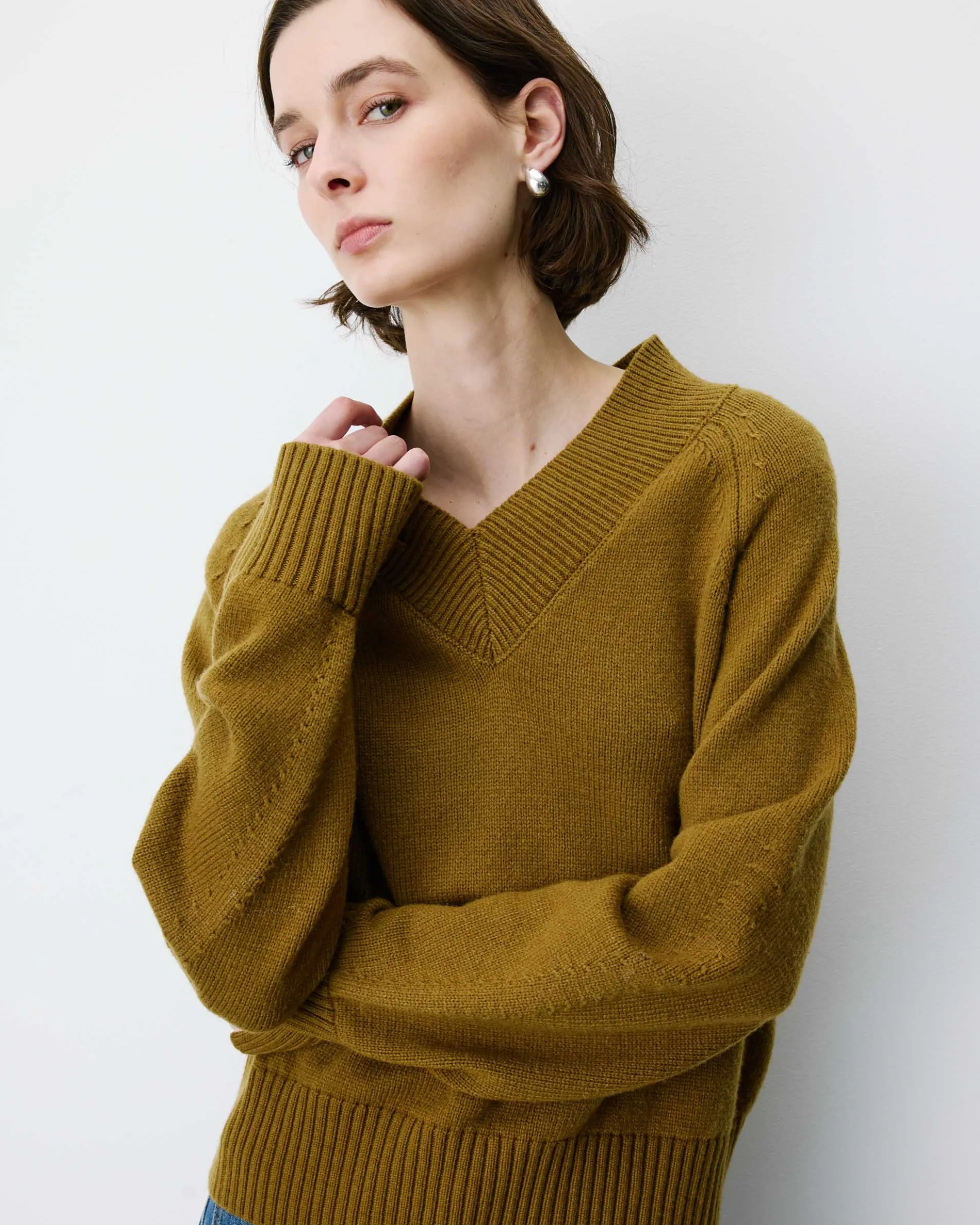 Pull droit col V en maille olive Alden