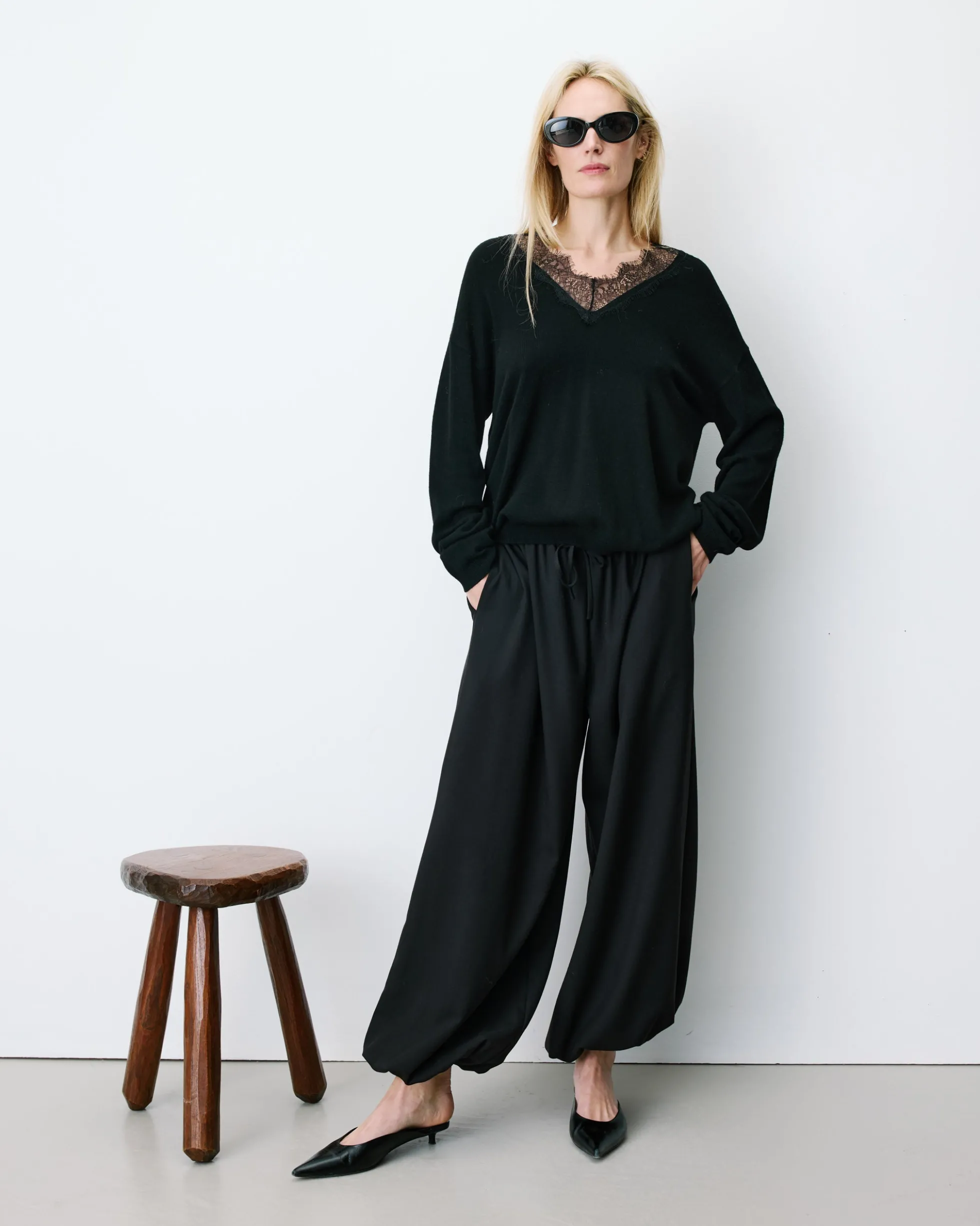 Pull en maille à col V en dentelle noir Augustin